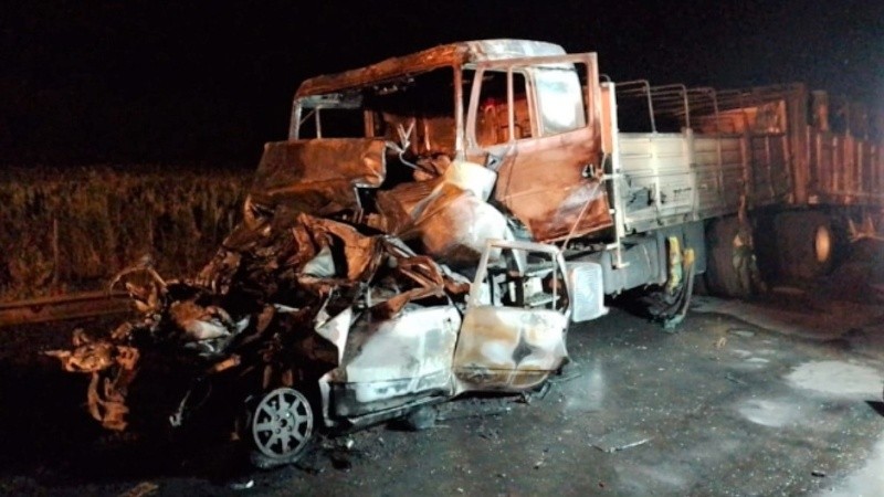 Los cuerpos de dos personas resultaron carbonizados en el auto tras el choque de este jueves.