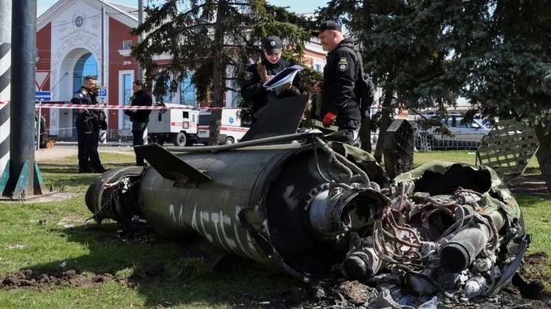 Atacaron la estación de tren de Kramatorsk mientras las personas esperaban para salir del país.
