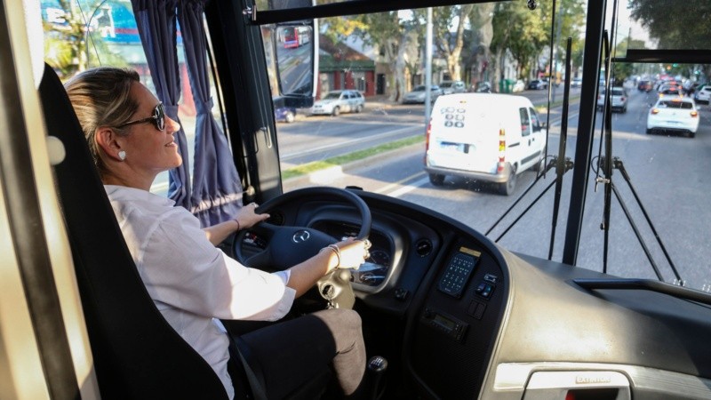 Romina es una de las dos choferes selecionadas para conducirlo. (Alan Monzón/ Rosario3) 