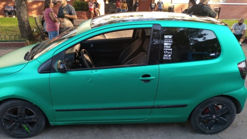 El auto y las huellas del ataque frente al hospital Alberdi.