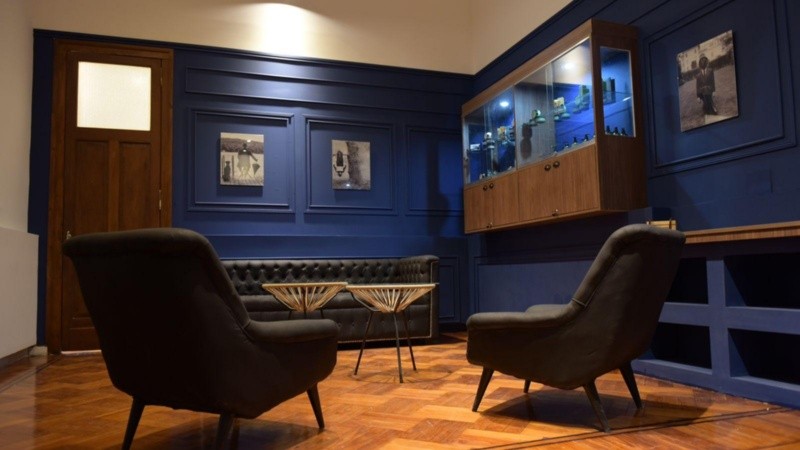 A lo club inglés en una reciclada casona del centro rosarino.