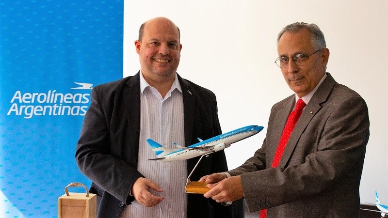 El presidente de la compañía, Pablo Ceriani, y el embajador cubano, Pedro Prada Quintero.