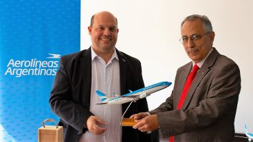 El presidente de la compañía, Pablo Ceriani, y el embajador cubano, Pedro Prada Quintero.