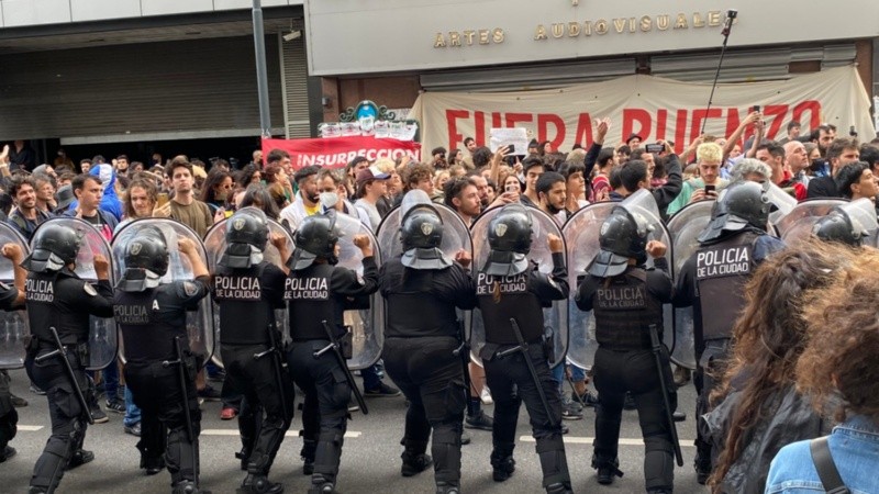 Se produjo un enfrentamiento entre los manifestantes que impedían el tránsito a metros de la avenida 9 de Julio.
