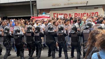 Se produjo un enfrentamiento entre los manifestantes que impedían el tránsito a metros de la avenida 9 de Julio.