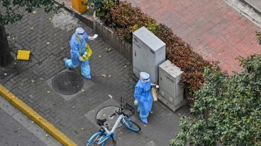 China estableció un confinamiento total en Shanghái por el aumento de casos de covid-19.