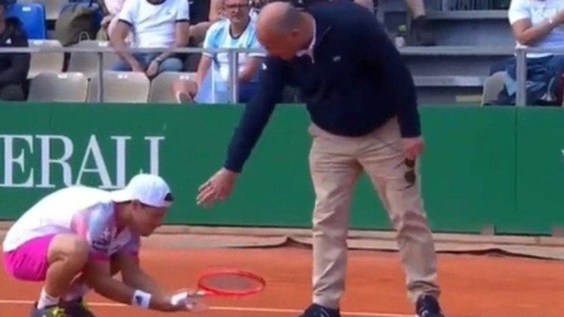 Luego el argentino pudo quebrar el saque del ruso para ponerse 2-2 y pudo encaminar su juego para ganar el partido.