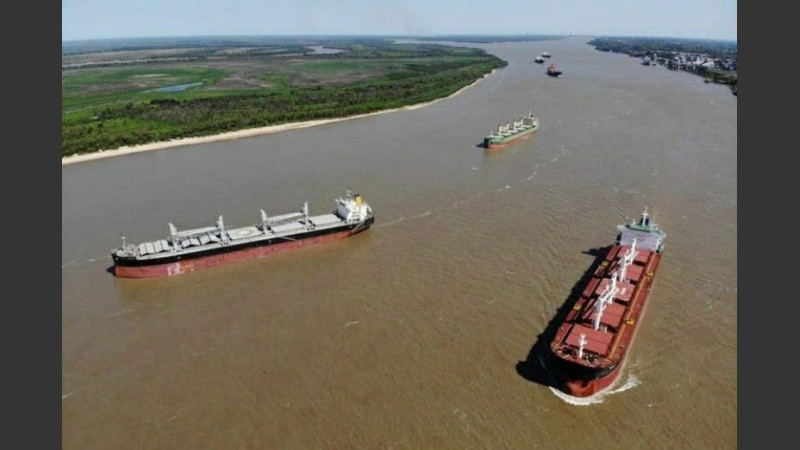 La hidrovía es la principal ruta de salida de las exportaciones de granos, harinas y aceites.