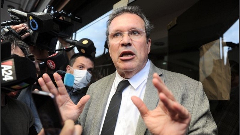 El ministro de Cultura de la nación, Tristán Bauer, en medio de las protestas contra la gestión de Luis Puenzo frente al Incaa.