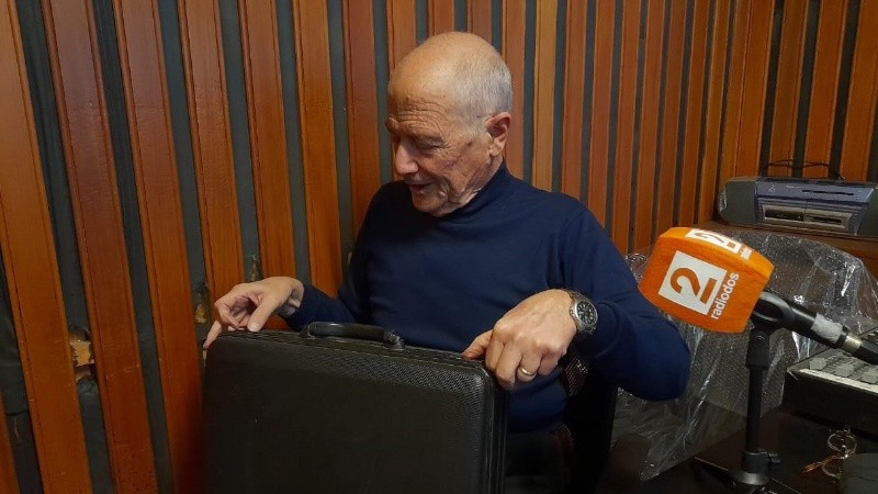 El portafolio con los tesoros tras 54 años de radio.