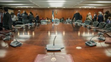 Los consejeros se reuieron este lunes en una breve sesión plenaria y postergaron la discusiones claves para el miércoles.