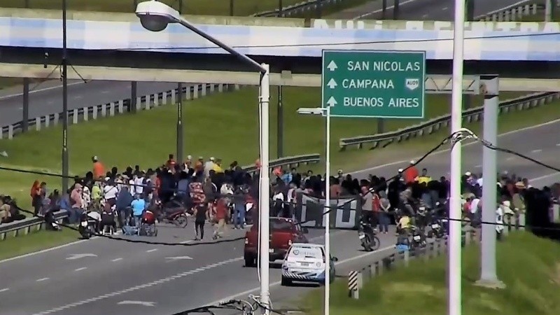 Hubo cortes El tanto arriba como debajo del puente, aunque luego quedó sólo el segundo.