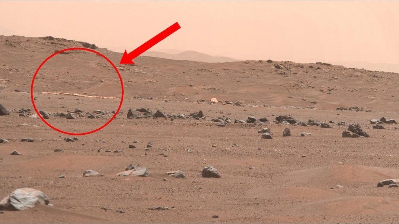 En el extremo izquierdo de la foto se pueden apreciar el paracaídas.