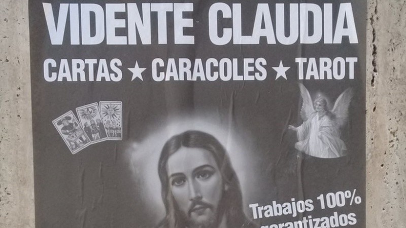 La vidente se promociona con carteles que prometen traer a la persona amada.