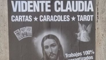 La vidente se promociona con carteles que prometen traer a la persona amada.