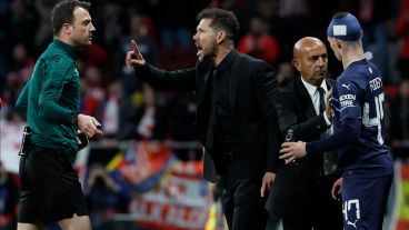 Simeone le reclama al árbitro Daniel Siebert. El Atlético quedó eliminado ante Manchester City.