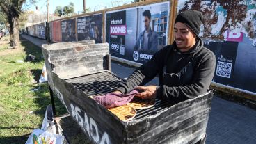 Matías dejó su trabajo formal y apostó a la torta asada en 27 de Febrero y Castellanos.