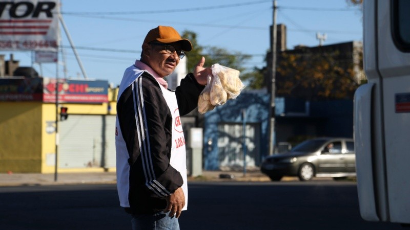 Antoliano vende las bolsas de chipá en 27 de Febrero y Avellaneda.