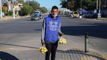 Con 17 años, Ignacio tiene dos hijos y vende limones para mantenerlos.