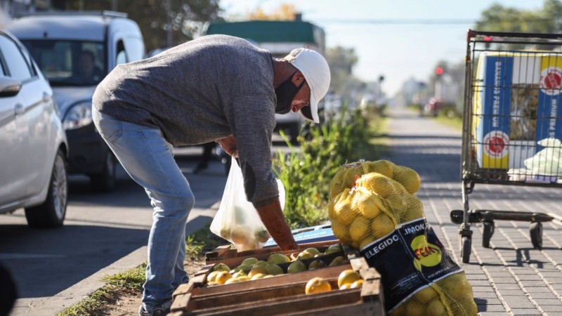 Marcelo tiene 46 años y hace cuatro décadas que vende en las calles.