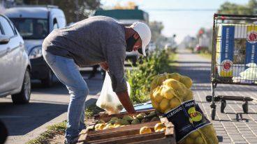 Marcelo tiene 46 años y hace cuatro décadas que vende en las calles.
