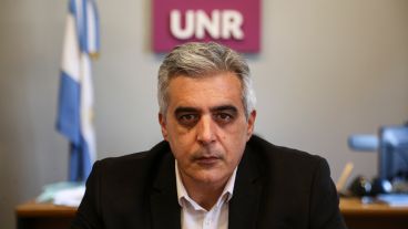 Franco Bartolacci en su despacho de rector de la UNR