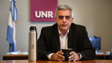 Franco Bartolacci, mate en mano, en su despacho de rector de la UNR