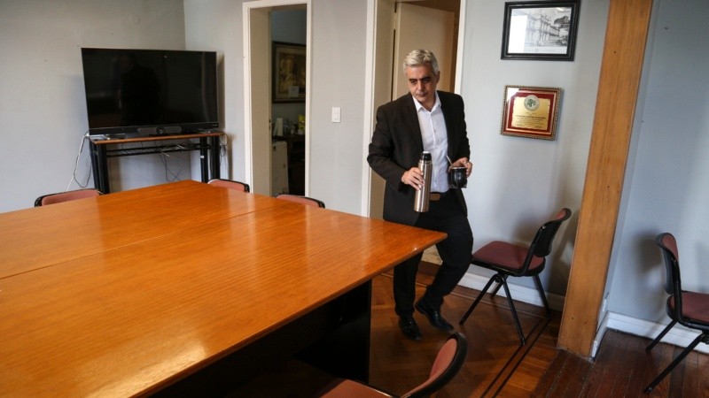 Bartolacci ingresando a su despacho de la UNR