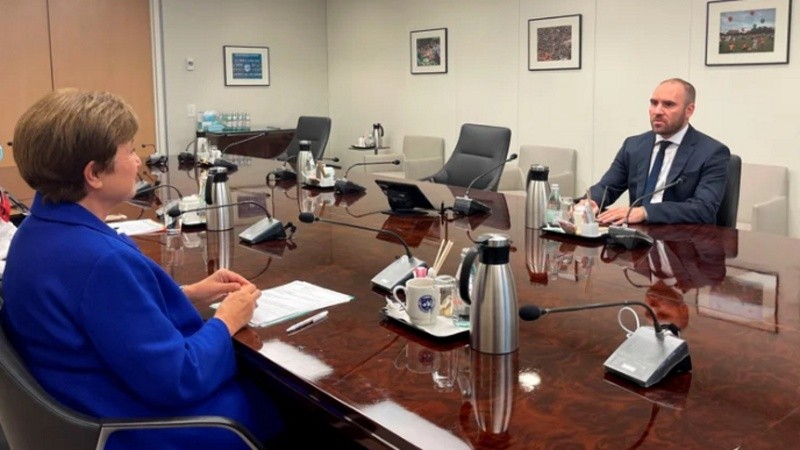 La directora gerente del FMI, Kristalina Gueorguieva y el ministro de Economía de Argentina, Martín Guzmán.