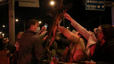 Una multitud en el inicio del Vía Crucis de barrio Rucci.