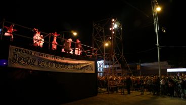 El escenario donde el Padre Ignacio habló y dio la bendición.