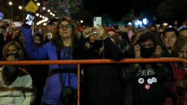 Una multitud en el inicio del Vía Crucis de barrio Rucci.