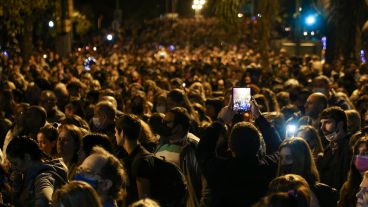 Los fieles en el Vía Crucis de barrio Rucci.