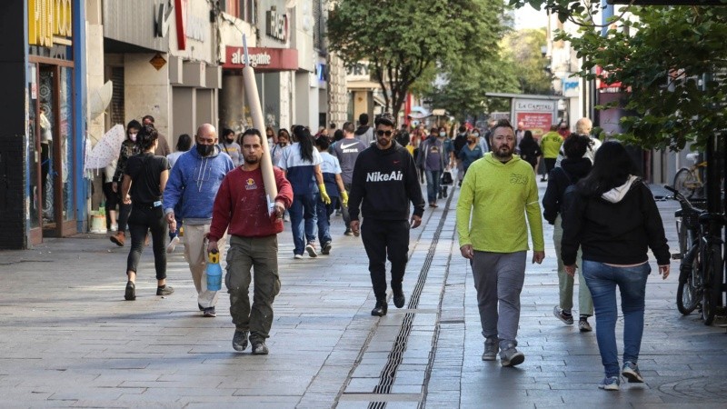 Los barbijos se mantienen en interiores pero en la calle la pandemia es cada vez menos visible.
