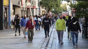 Los barbijos se mantienen en interiores pero en la calle la pandemia es cada vez menos visible.