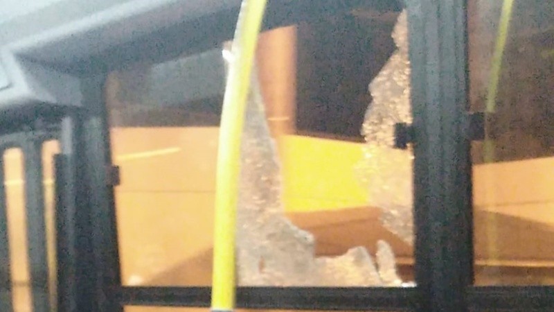 La ventana del colectivo quedó rota por el impacto del ladrillo.