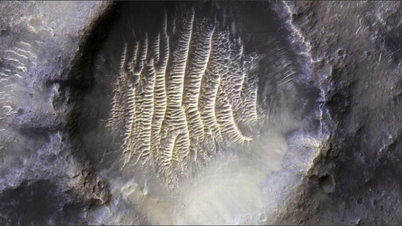 En la foto de HiRISE se puede observar el hemisferio sur de Marte en pleno invierno.