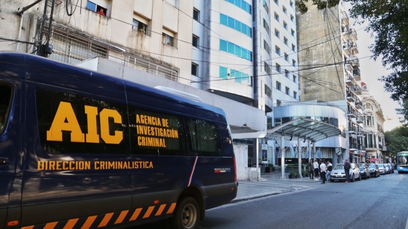 La camioneta de la Agencia de Investigación Criminal frente al hotel donde ocurrió el horrible hallazgo