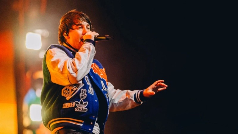 La prenda está inspirada en el estilo universitario/deportivo