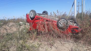 El vuelco del auto en la zona rural finalizó con dos detenidos.