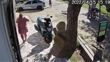 Los segundos previos a que Beatriz cayera baleada en la vereda.