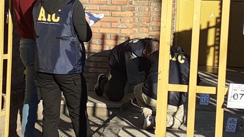 Contaron más de 40 balas en la entrada de la escuela. 