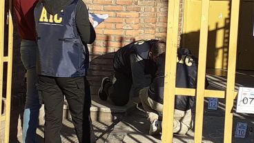 Contaron más de 40 balas en la entrada de la escuela.