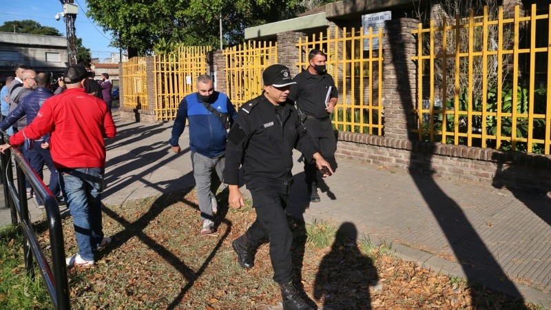 La policía en la escuela este miércoles por la mañana.