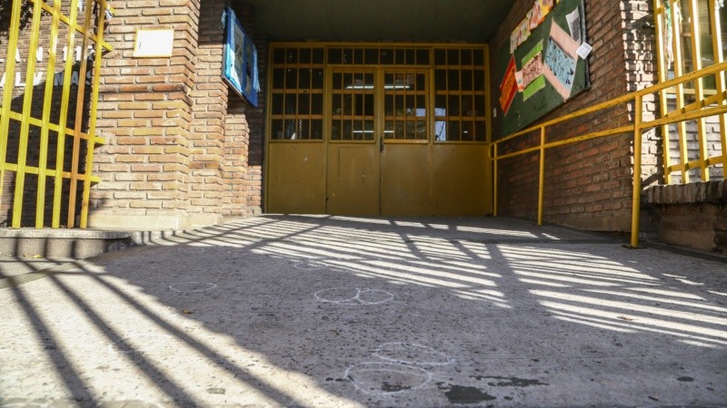 Las marcas de las vainas en la entrada a la escuela de zona sur. 