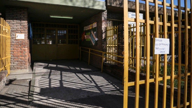 Contaron más de 40 balas en la entrada de la escuela. 