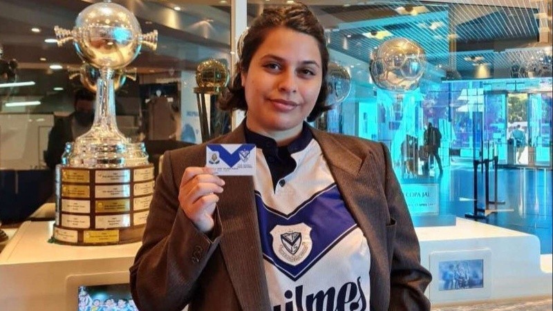 Naimid sostiene su carnet donde es considerada una persona no binaria.