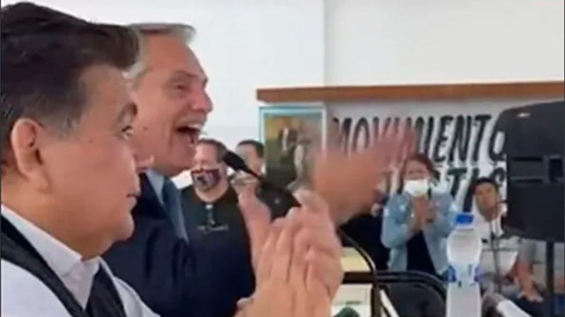 El mandatario habló en un encuentro con la militancia justicialista luego de dar clases.