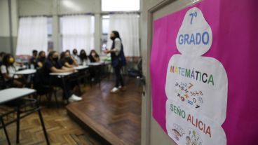 Por el momento, alumnos y docentes deberán seguir con barbijo en las aulas.