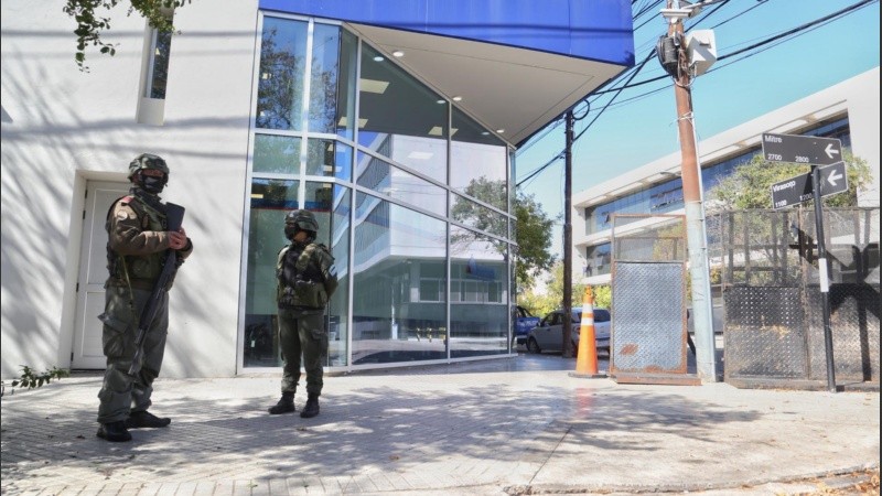 La entrada del edificio que fue desalojado por la amenaza de bomba.